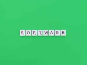 un fondo verde tiene unas letras scrabble que forman la palabra software