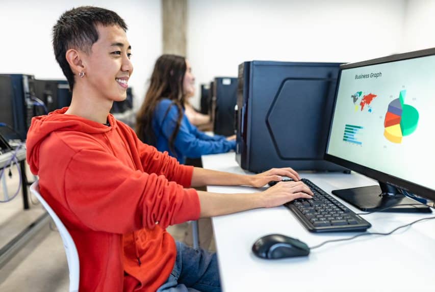 Alumno con una computadora